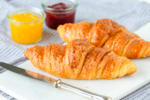 Close-up frische Croissants und Konfitüre zum Frühstück Close-up frische Croissants und Konfitüre zum Frühstück